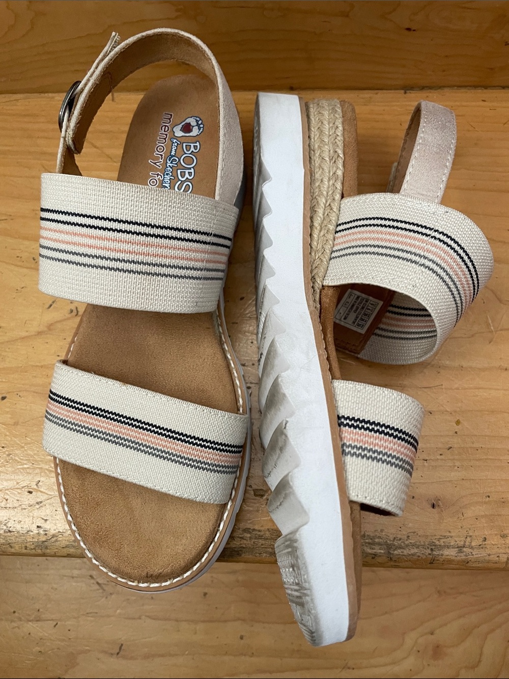 Skechers BOBS Desert Kiss Hi - Tea
Time Wedge Sandals - Size 9